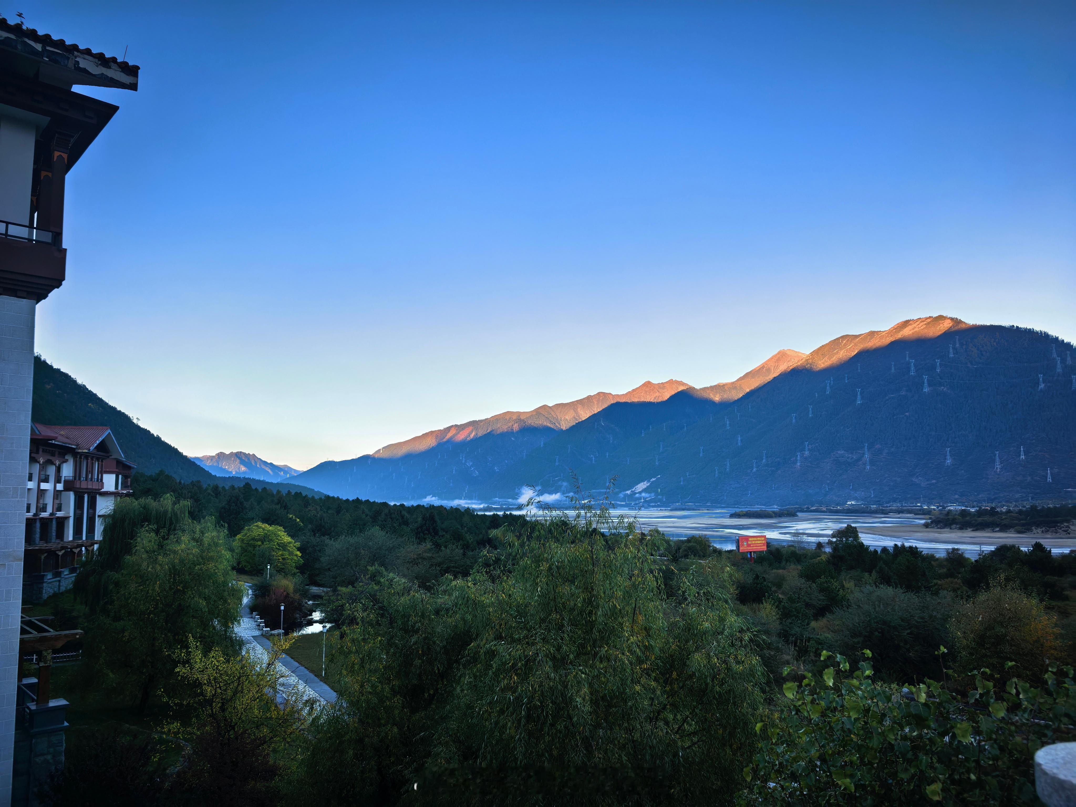 大项目正式施工，林芝是真热闹起来了！酒店各种旅行团，各种x能施工人员挤满了餐厅，