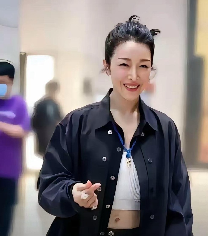 我的天，五十二岁的孙悦还真是传说中的逆生长。别人越长越老，越丑，而孙悦却越长越粉