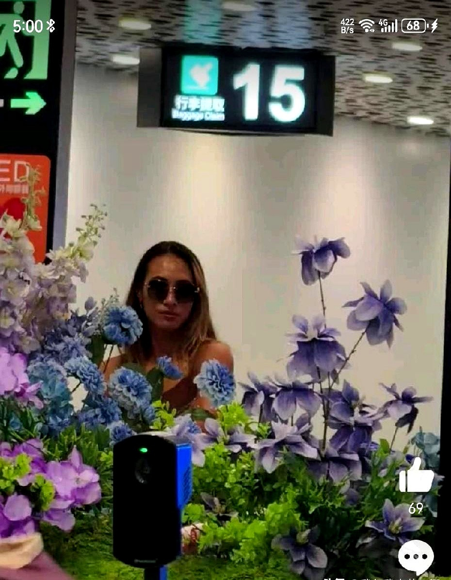 郑钦文刚落地深圳机场，身边团队环绕，自己两手空空戴着墨镜大步往前走，好几个大行李箱全让外教和亲妈包圆