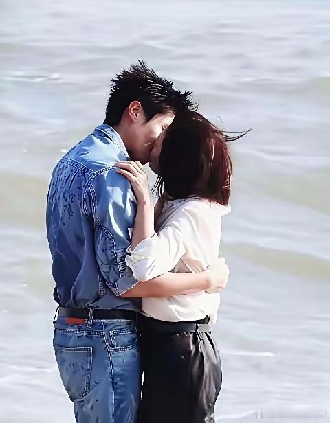 万万没想到，一个51岁，一个28岁，竟然在电视剧里演一对情侣，现在的影视行业都这