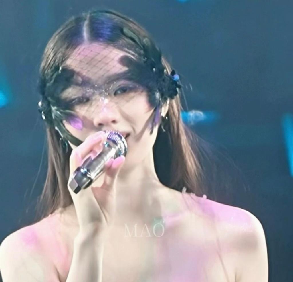 还有什么比整理演唱会视频的时候发现和单依纯对视了更好的[惊恐]​​​