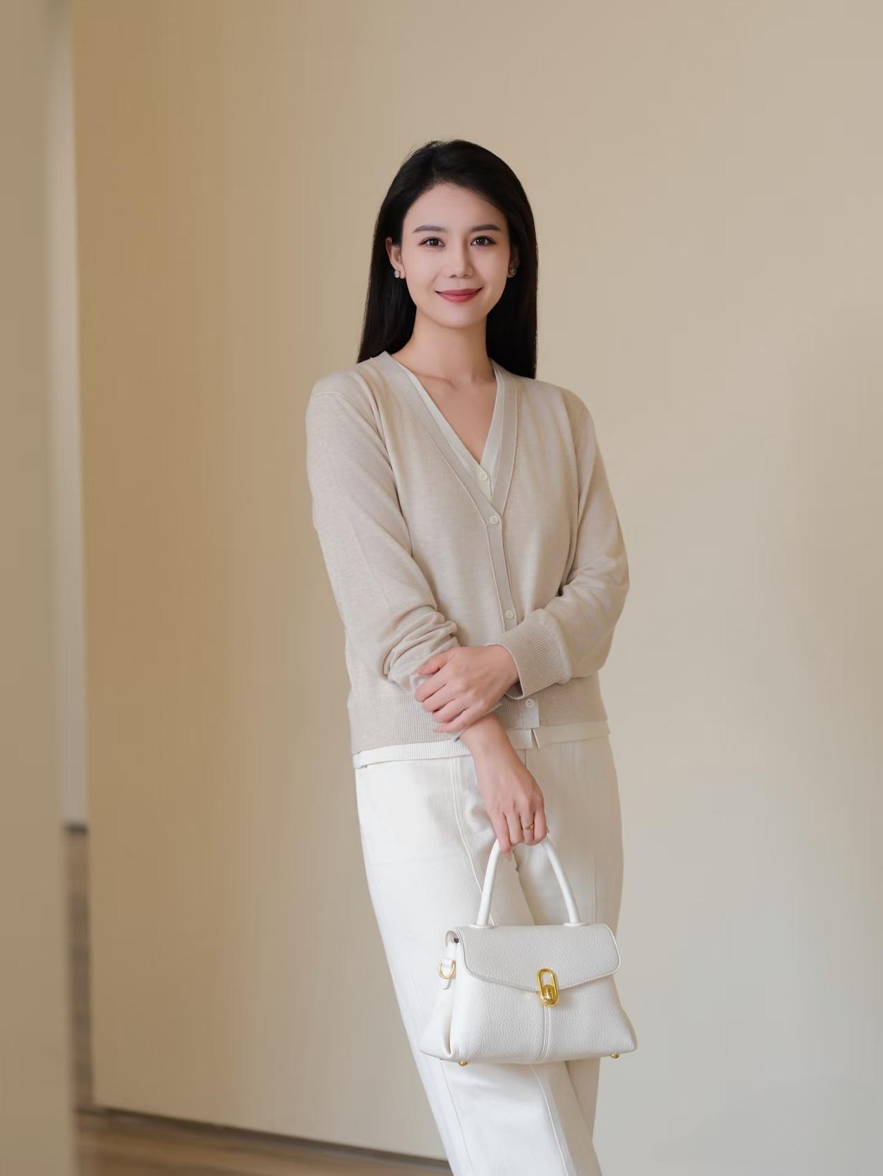 什么样的穿搭可以成为气质女神?浅色的休闲装，黑色的长发，非常有优雅知性气质