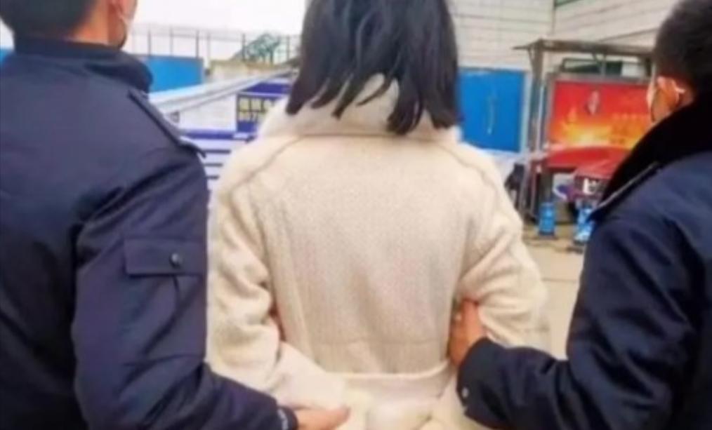 “没想到她竟潜伏了27年，”2021年，江西樟树一名幼儿园老师被警方逮捕，家长们