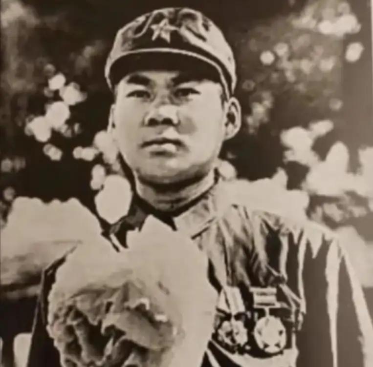 1979年边境巡逻，边防战士在草丛里发现一个浑身溃烂、形同枯骨的人。他双手死死