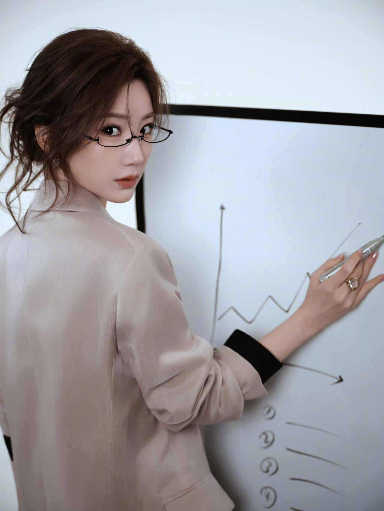 友情出演毛晓彤文巧云这个角色，真的是为毛晓彤量身定做的吧！外表越甜，疯起来越让人