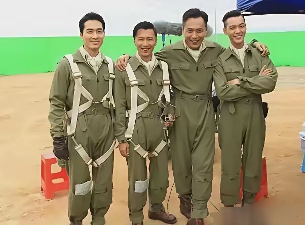 这是谢霆锋最不喜欢的照片吧！四个男人里只有自己最矮。谢霆锋的身高再一次被质疑，那