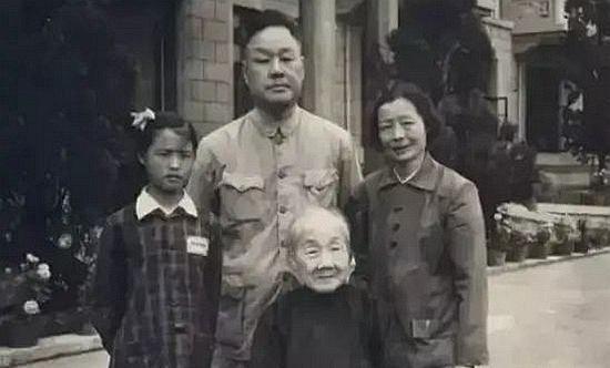 杨开慧母亲去世后，毛泽东写信嘱托大舅哥：我们两家始终是一家人，不要分彼此！19