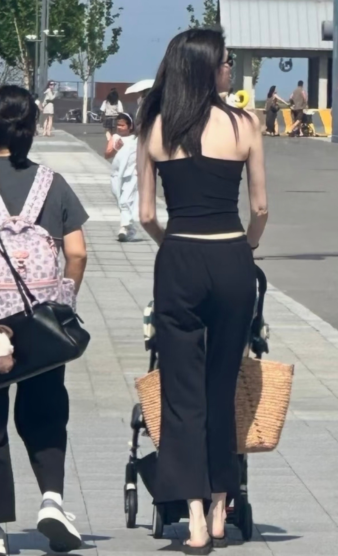 何穗在阿那亚遛娃被偶遇，气质真好，简直白到发光。