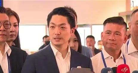蒋万安握手被拒绝。7月29日中午，台北市长蒋万安前往台北市民进党市议会党团，就多