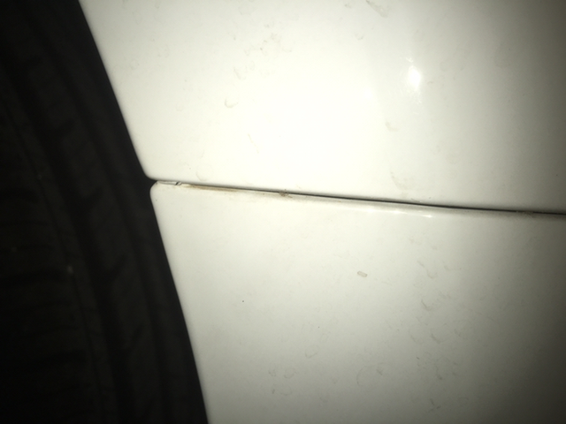 吉利四代帝豪提车两个月，车子的保险杠缝隙的车漆漆皮，是怎么回事啊？