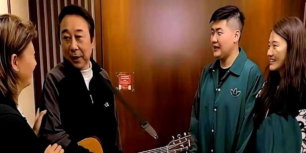 一杯白酒闷下去，冯巩就为闫学晶换来一个女主角。饭局上，《小姨多鹤》原定主角