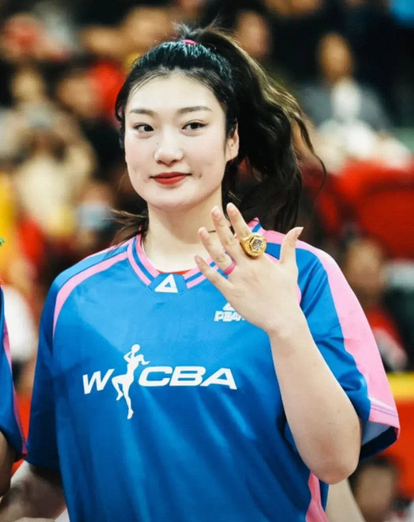 李梦的大嘴巴害了自己。人们都说李梦球打得好，人又美，是这届国家女篮的一姐，是球队