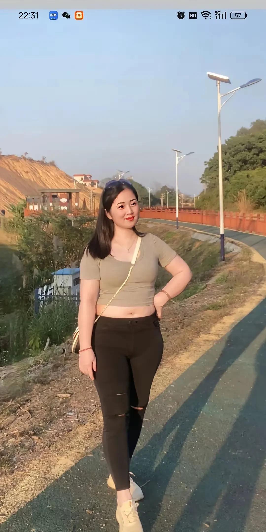 她浑身透着迷人的女人味，脸蛋好看，身材凹凸有致。微胖的身材恰到好处，美得让人挪不