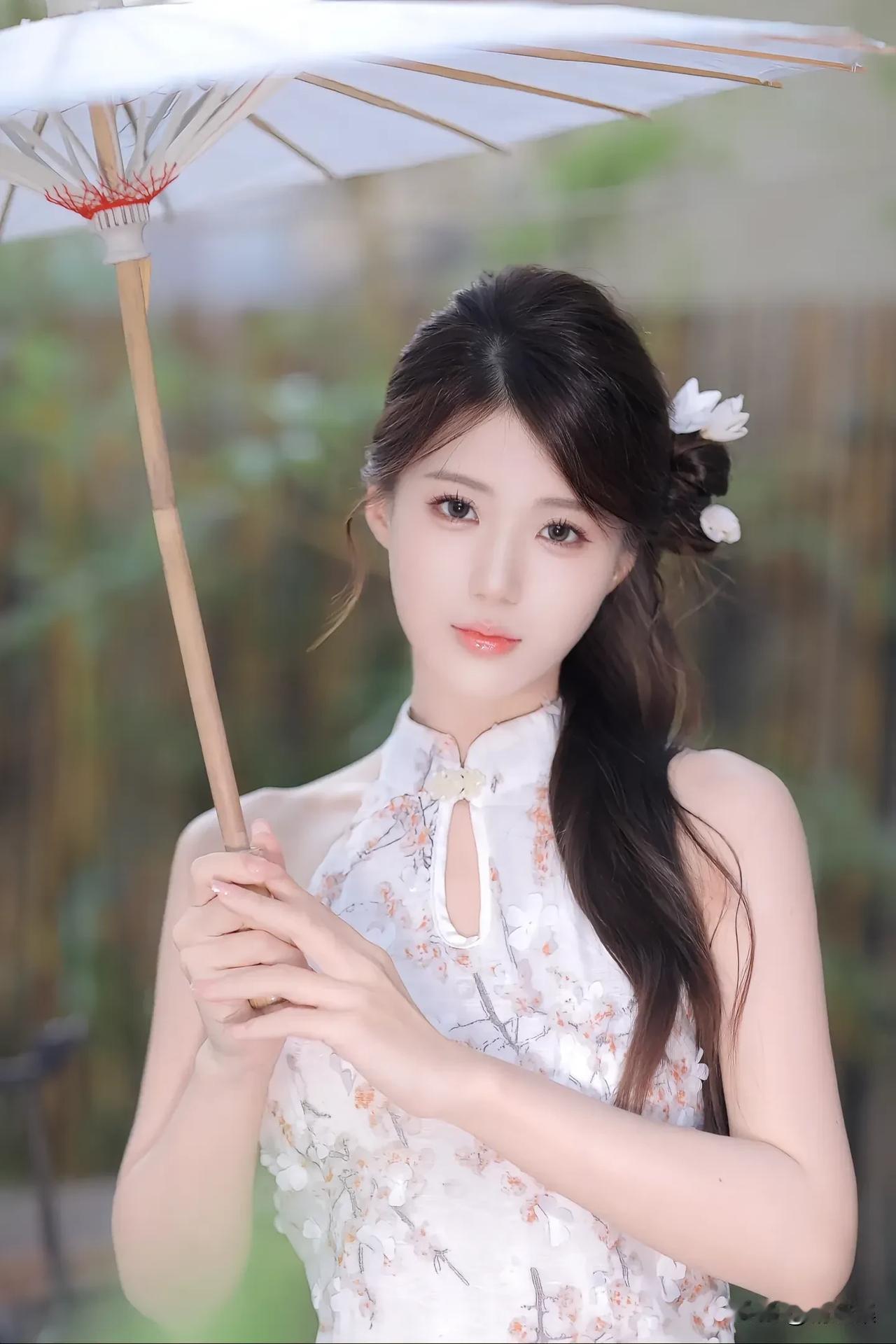优雅的旗袍美人，撑伞漫步在绿意盎然的庭院中，宛如一幅水墨画。