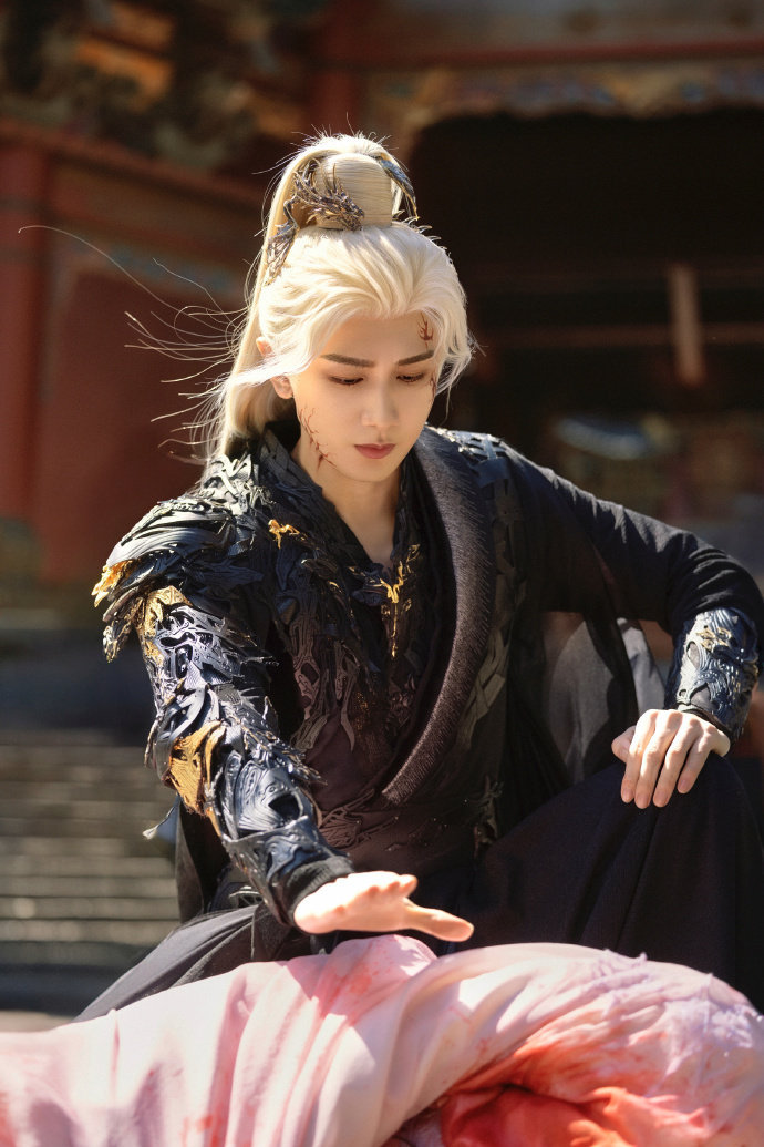 成毅白发脸纹王权富贵白发妖化成毅白发脸纹，王权富贵白发妖化，帅感直接拉满了呀