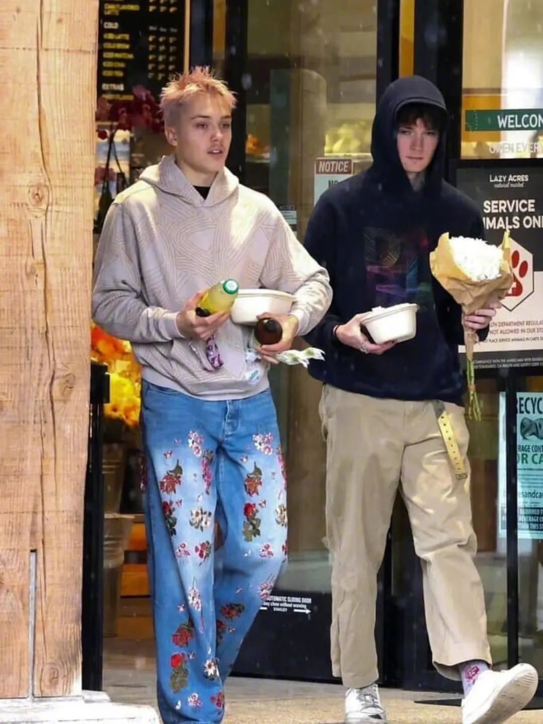 安吉丽娜·朱莉和皮特的龙凤胎儿子诺克斯和朋友在洛杉矶外出购物被拍。和舅舅越长越