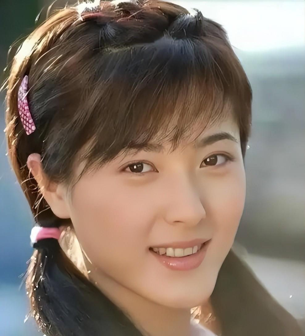 别再同情曾黎了。她“送”走的那三任前男友，富大龙，李易祥，个个都是影帝。不是