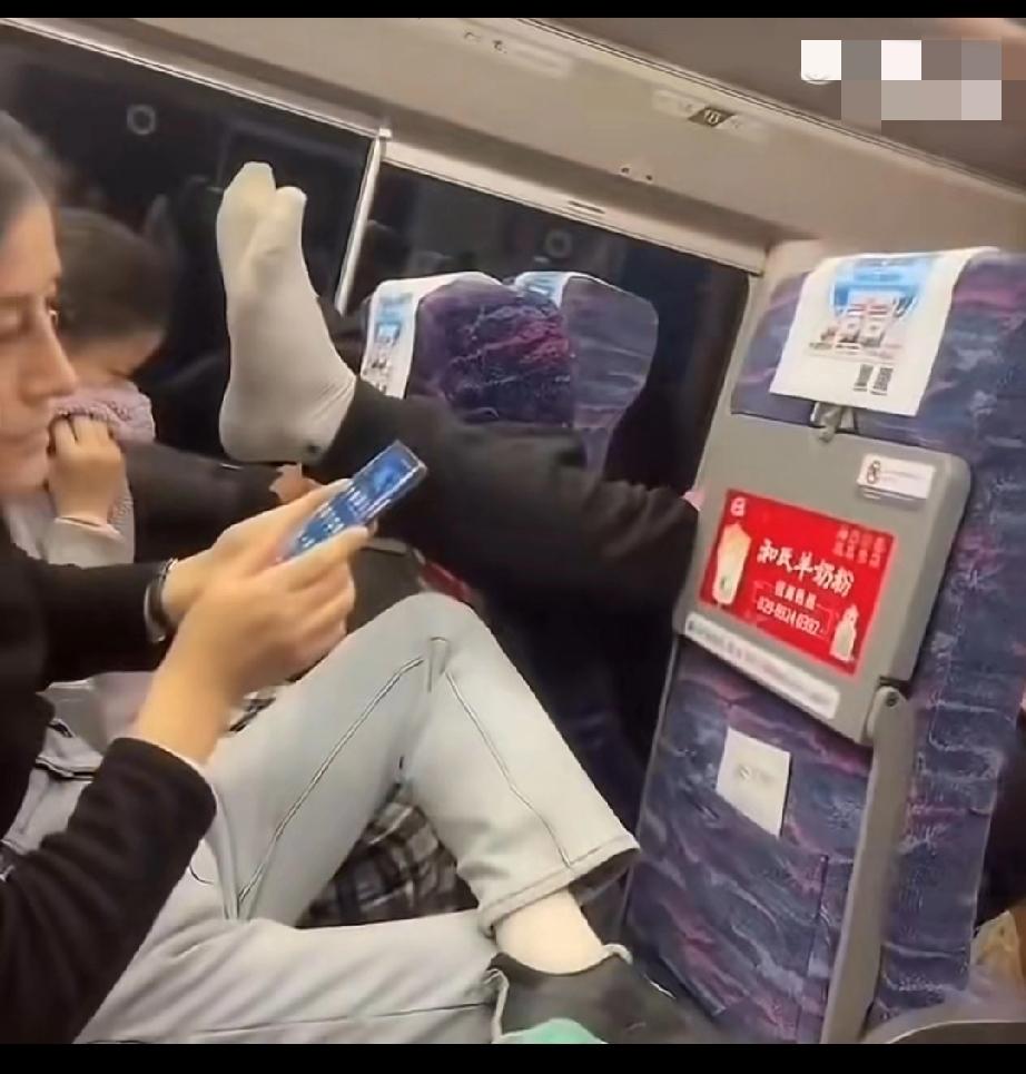 高铁上的一幕：男子把脚伸到后排乘客脸上。。。高铁坐姿高铁脱鞋女高铁脱鞋风波