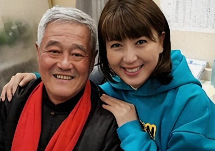 这几天经常刷到闫学晶在卖惨…昨晚又刷到她儿子，说自己在北京挣40万不够花销！说家