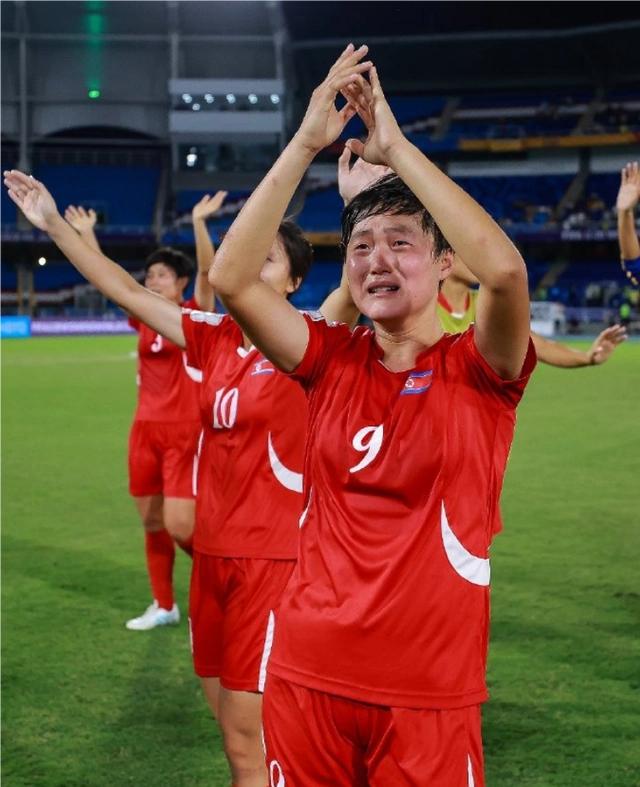 输了，哭了，朝鲜女足真让人心疼！态度、技术、体力、实力都没有问题，就是欠一点运