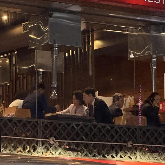 李在明携夫人金惠景在纽约一家饭店吃饭被网友偶遇！9月21日，韩国总统李在明和夫