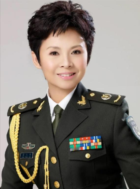 1980年，一个男人把董文华约到一个无人的地方，对她表白心意，没想到，董文华却沉