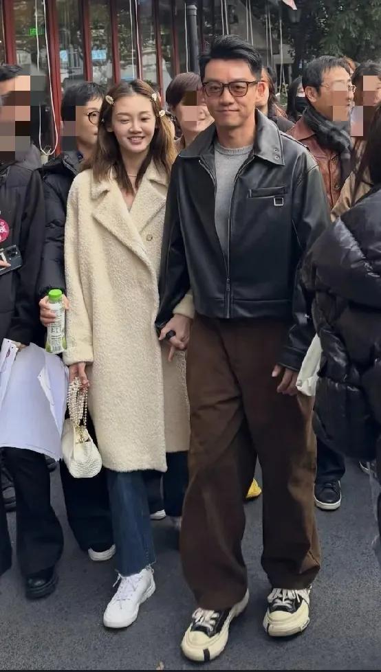 上戏校庆，郑恺握着苗苗手一起去参加，苗苗简单打扮，笑容甜美，浑然看不出是几个孩子