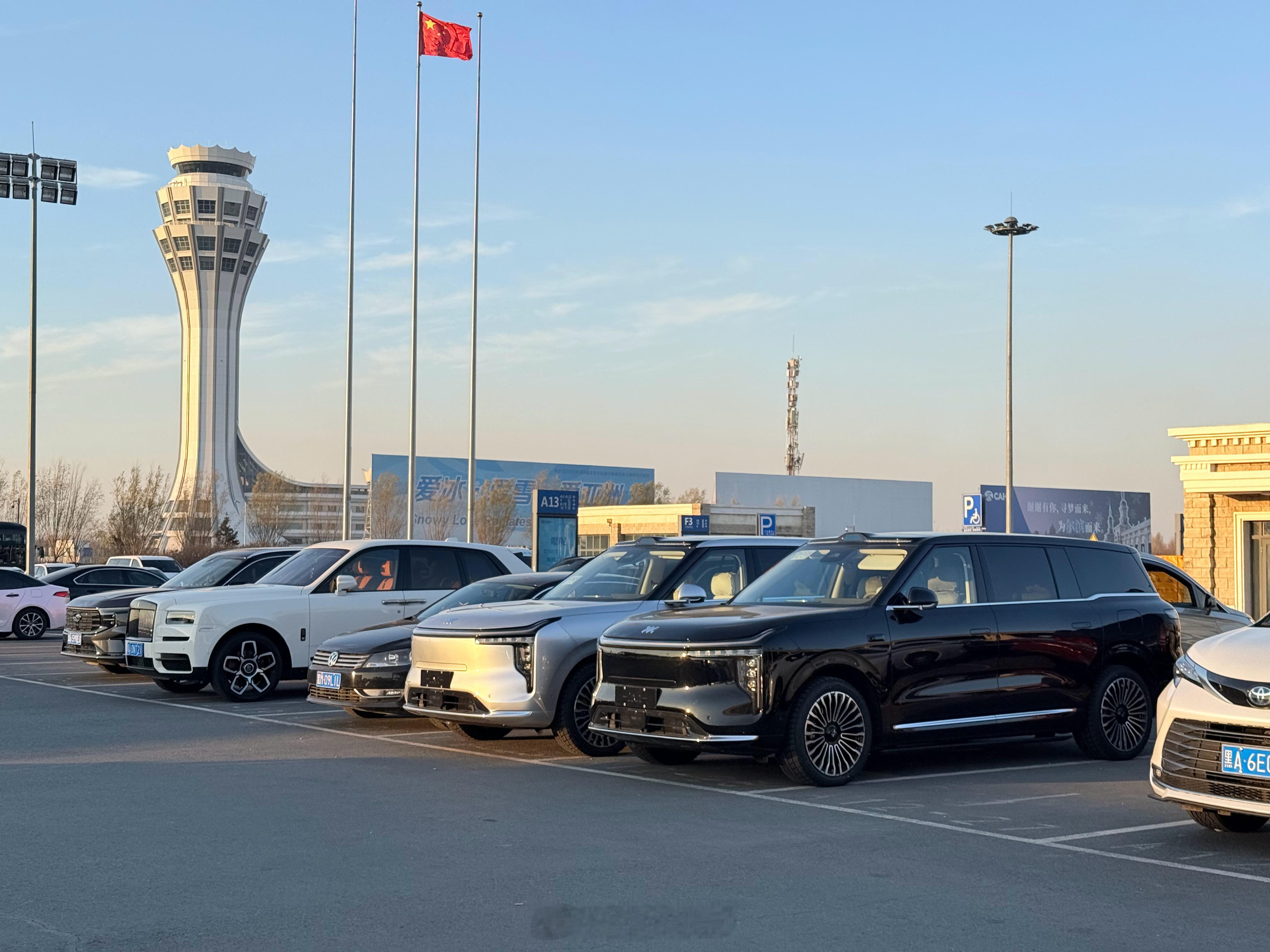 落地尔滨啦～没有想象那么冷但我还是穿的贼啦厚实后边几天行程的座驾是LS9，这车放