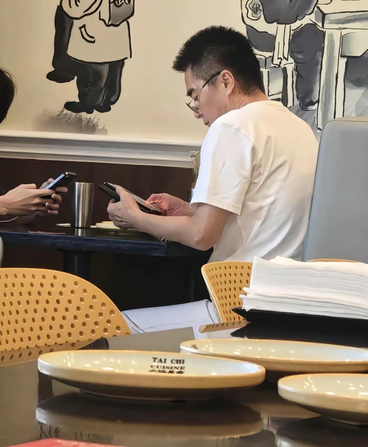 估计这两天许亚军心里特别不是滋味！前妻何晴走了，很多朋友都去给她送行。看着儿子