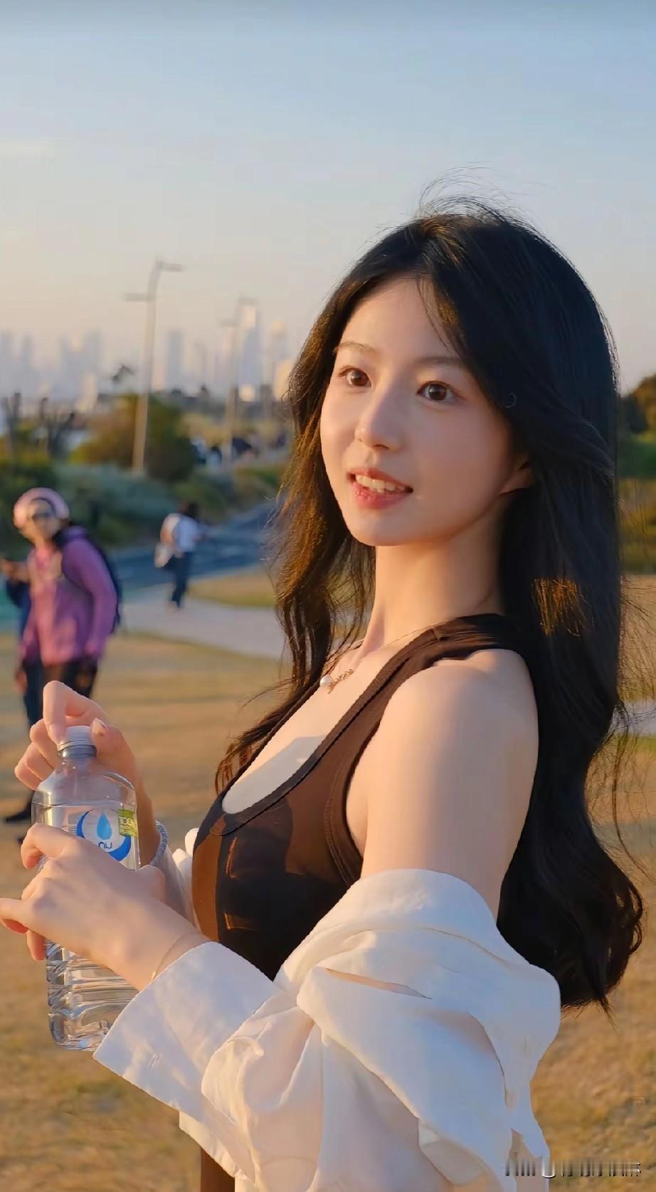 阳光下的少女，清新自然，元气满满！