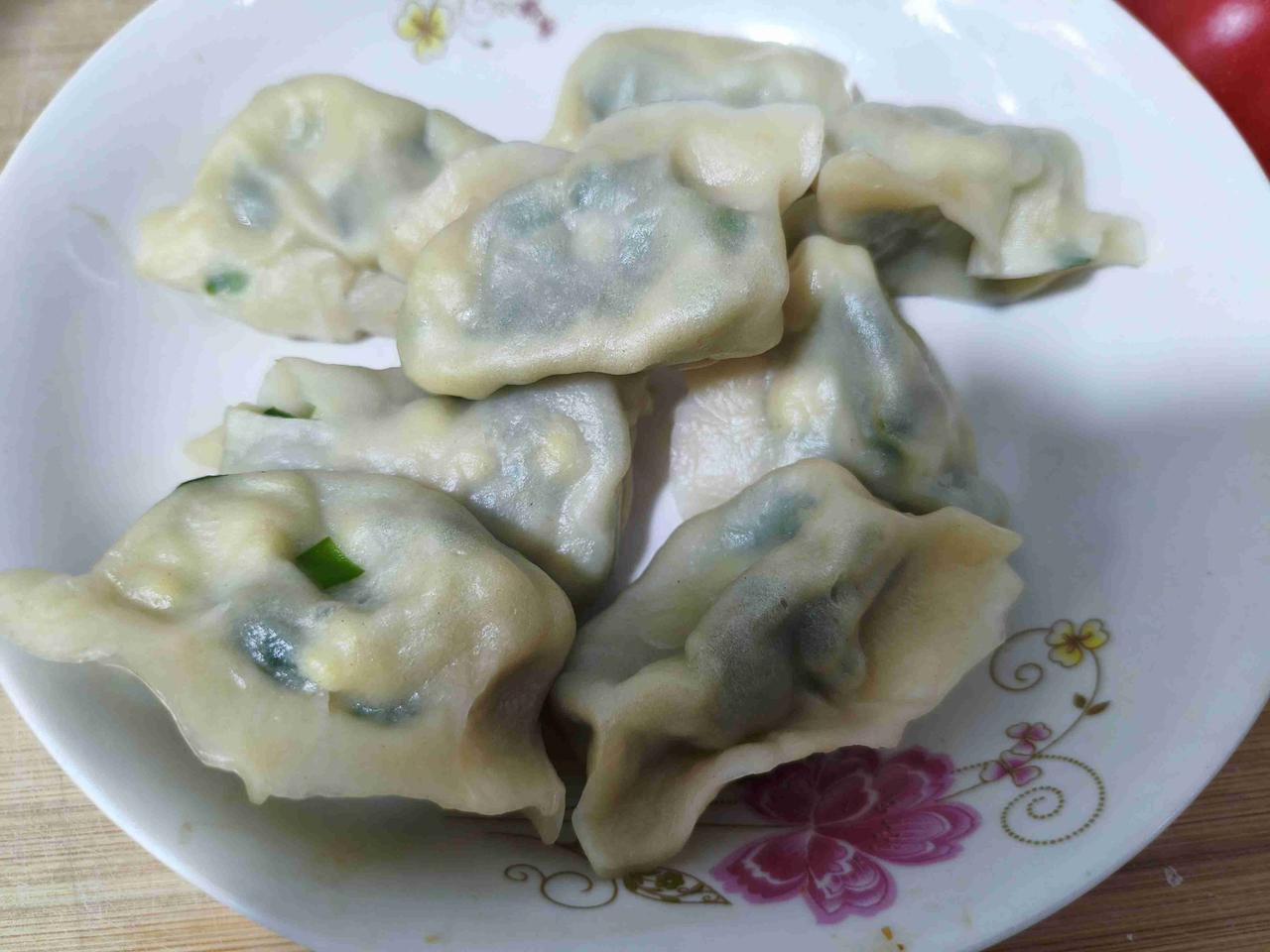 昨天早市韭菜便宜，3块钱买了一大包，昨天没有吃完。今天包韭菜鸡蛋馅饺子。春天