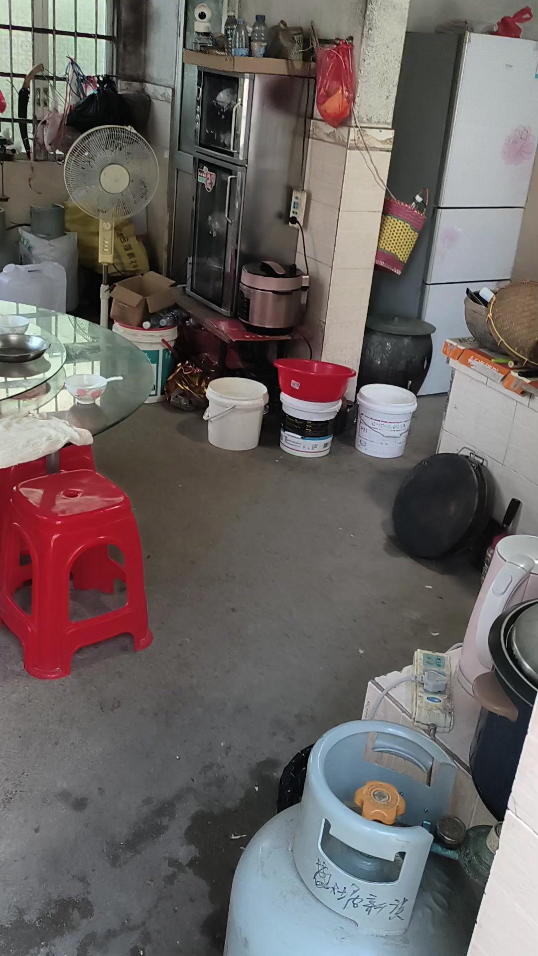 回家就有妈妈做的菜，幸福感爆棚！🏠一进门就闻到菜香，妈妈在厨房忙碌的身影真温暖