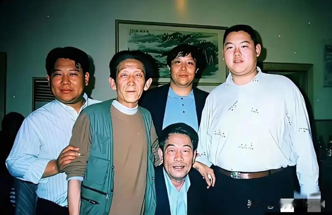 这是早年间几位相声界老友们的一张珍贵合影。站着的四位是：杨进明、常宝丰、刘际、杨