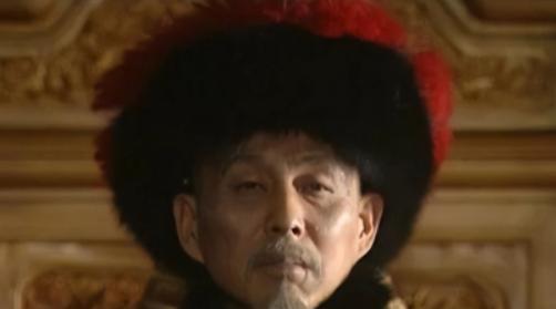 一日，60多岁的康熙，在饮了鹿血后，突然觉得全身发热，便计划着去翻牌子。不料，李
