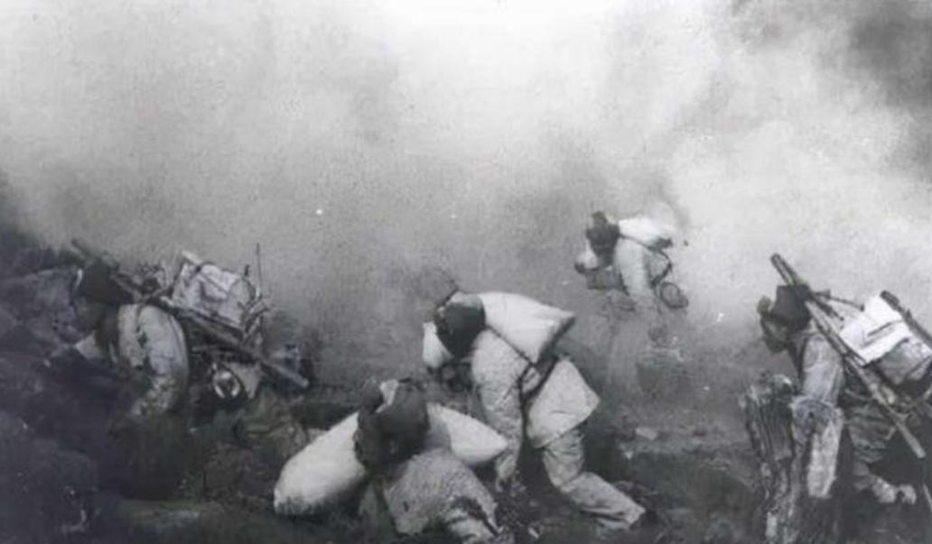 1951年，一群志愿军在撤退时，猛然发现眼前狭隘的山谷中，竟出现了成千上万个美军