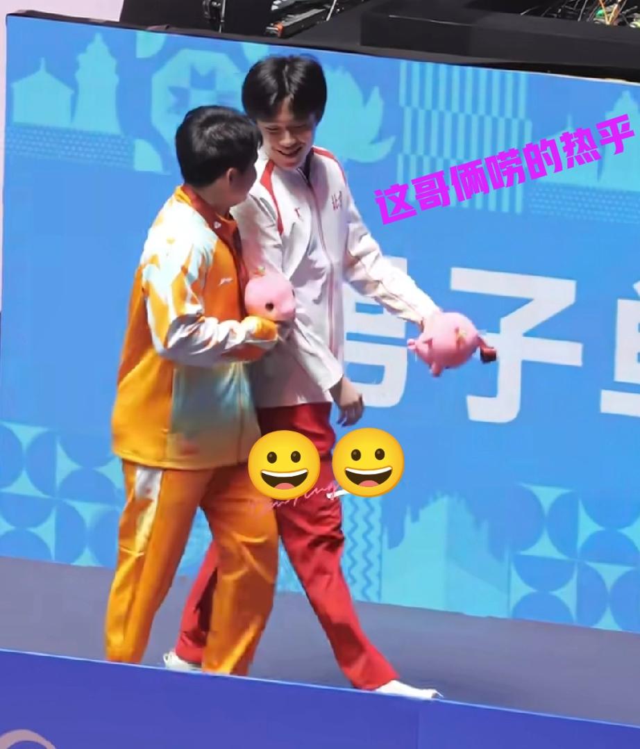 林诗栋和王楚钦领完奖后，哥俩这是聊的啥开心事，看着林诗栋都要贴在大哥哥身上了，那