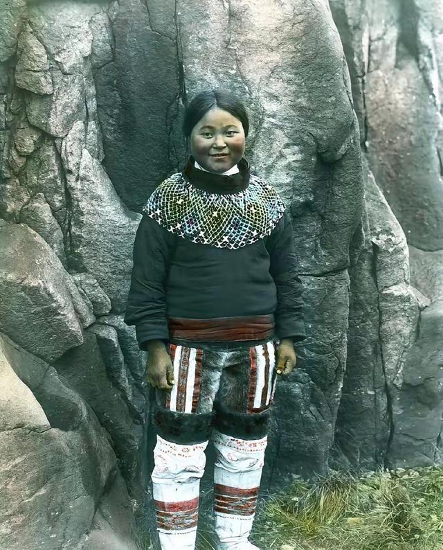 格陵兰岛的早期原住居民因纽特人，跟东方面孔很像，在4000年前从亚洲经过白令海峡