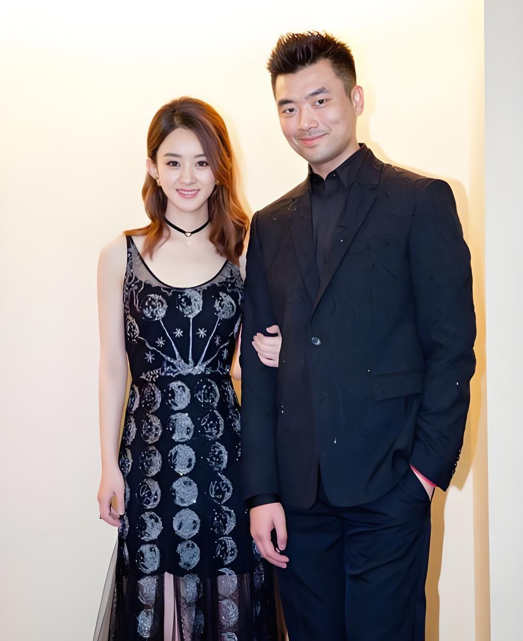 红毯上，赵丽颖的手只是指尖轻轻挨着周一围的臂弯。两人中间隔着一拳的距离。她眼