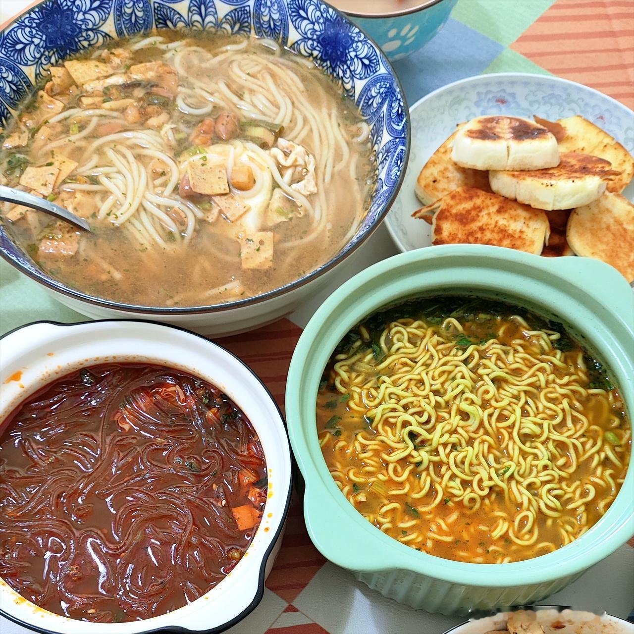 今天太忙了，给老公做了三个方便大餐……香菜螺蛳粉，香菜方便面，酸辣粉。[