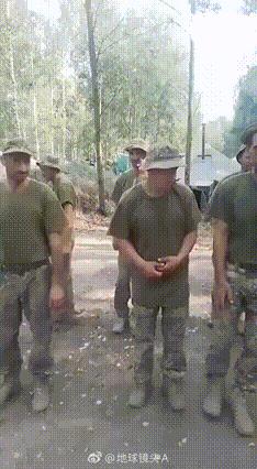 乌克兰军队一处训练场，一名乌克兰教官拍摄视频展示了征兵人员送来的壮丁，也就是新兵