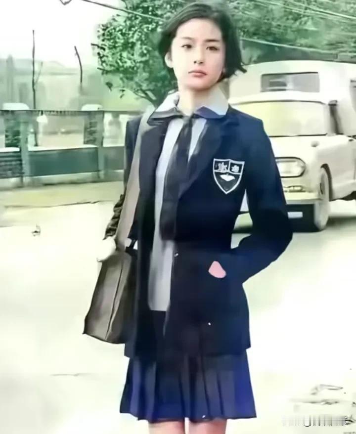还是学生时代的林青霞，明星气质就已经初具雏形了。