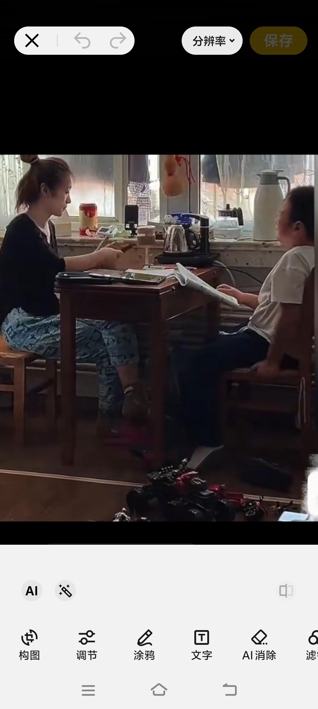 这妈妈辅导孩儿子作业方法，真的不对！一位年轻的妈妈让儿子背课文要背三遍，孩子