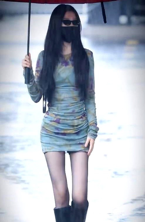 剧组突然换女主，她二话不说，掏钱把前期亏损和粉丝应援费全给砸上了。紧身短裙配黑丝，脚踩尖头细高跟，口