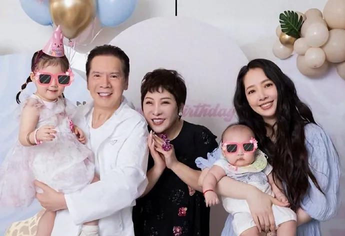一柜Labubu背后：向太与郭碧婷的双向奔赴，书写豪门温情新篇近日，向太在社交