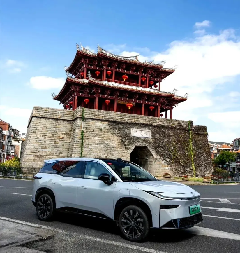 华为究竟有什么魅力，竟然让一大半的车企都争先恐后与其合作？华为+赛力斯：问界火