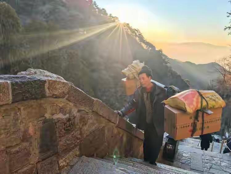 这些人确实挣的是辛苦钱，完全是靠体力一点一点的上去的。曾经去过老君山，两手空空爬