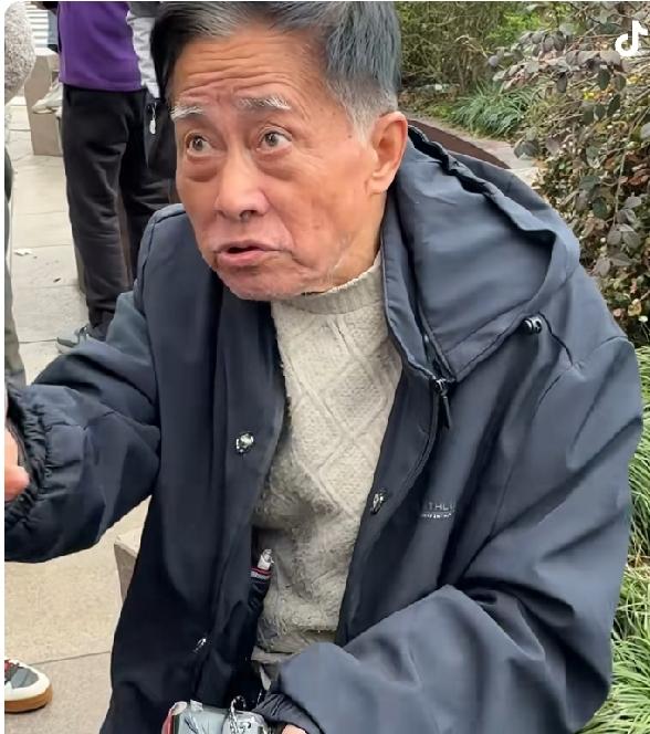 爷叔说自己在上海称得上是中等收入了，有一套住房，有上海建工20万股股票，还有5千