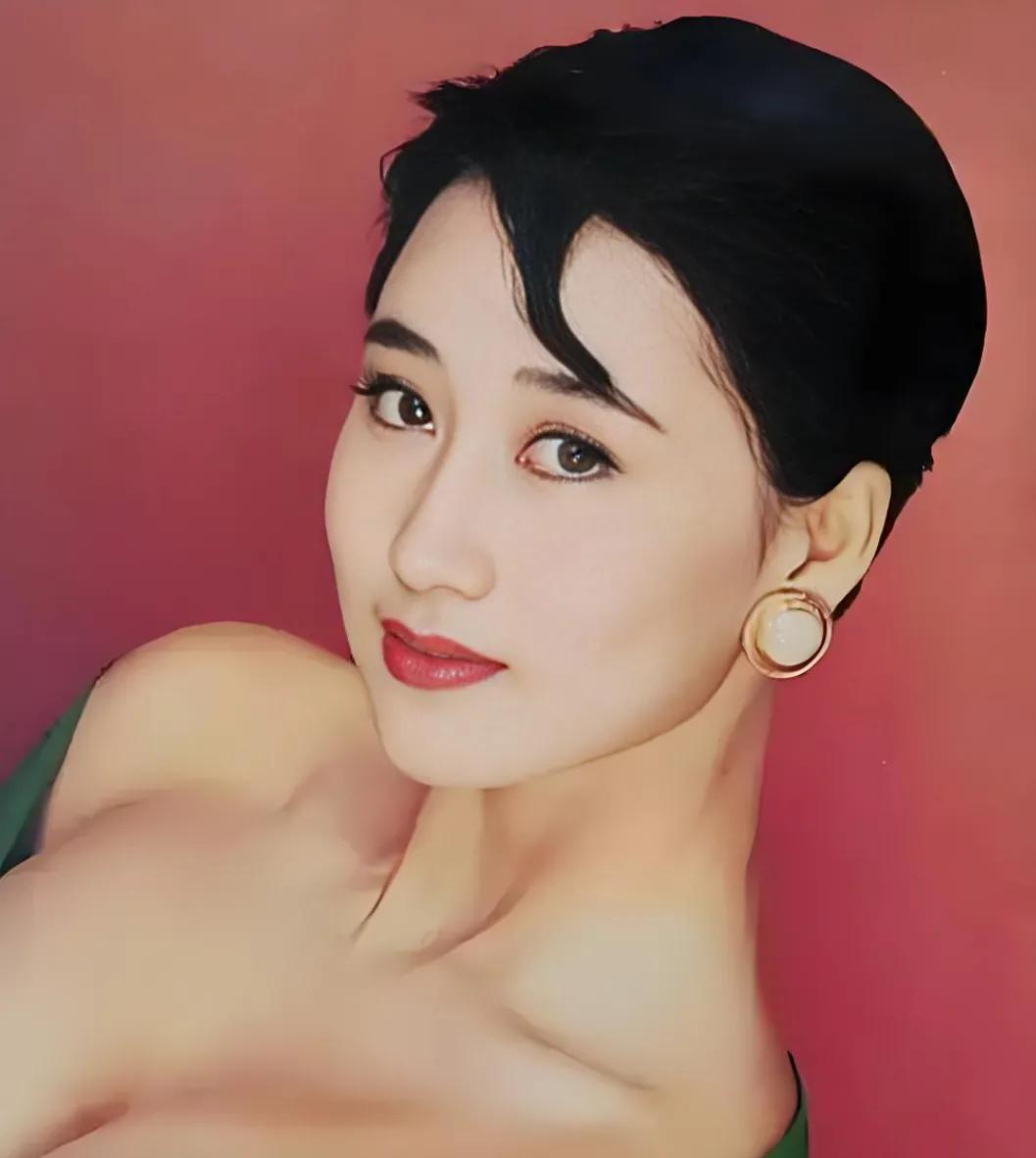 利智是我见过最美丽的女人之一，年轻时候的她的确非常的迷人！身材丰满匀称，一双迷人