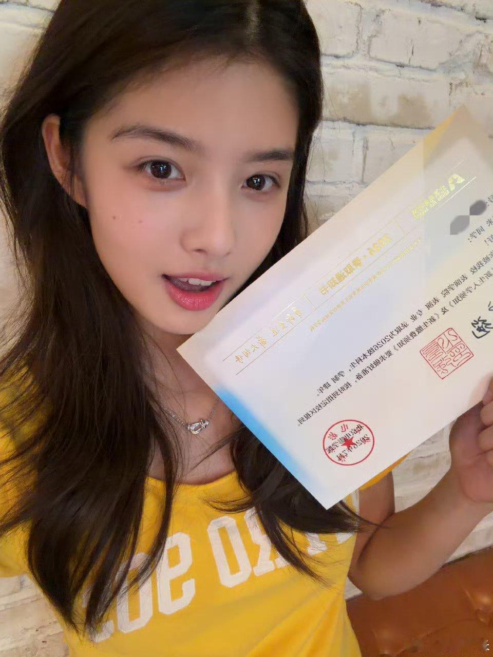 艾米晒北电录取通知书看着你拿着通知书笑眼弯弯的样子，真的像看着自家妹妹出息了！恭
