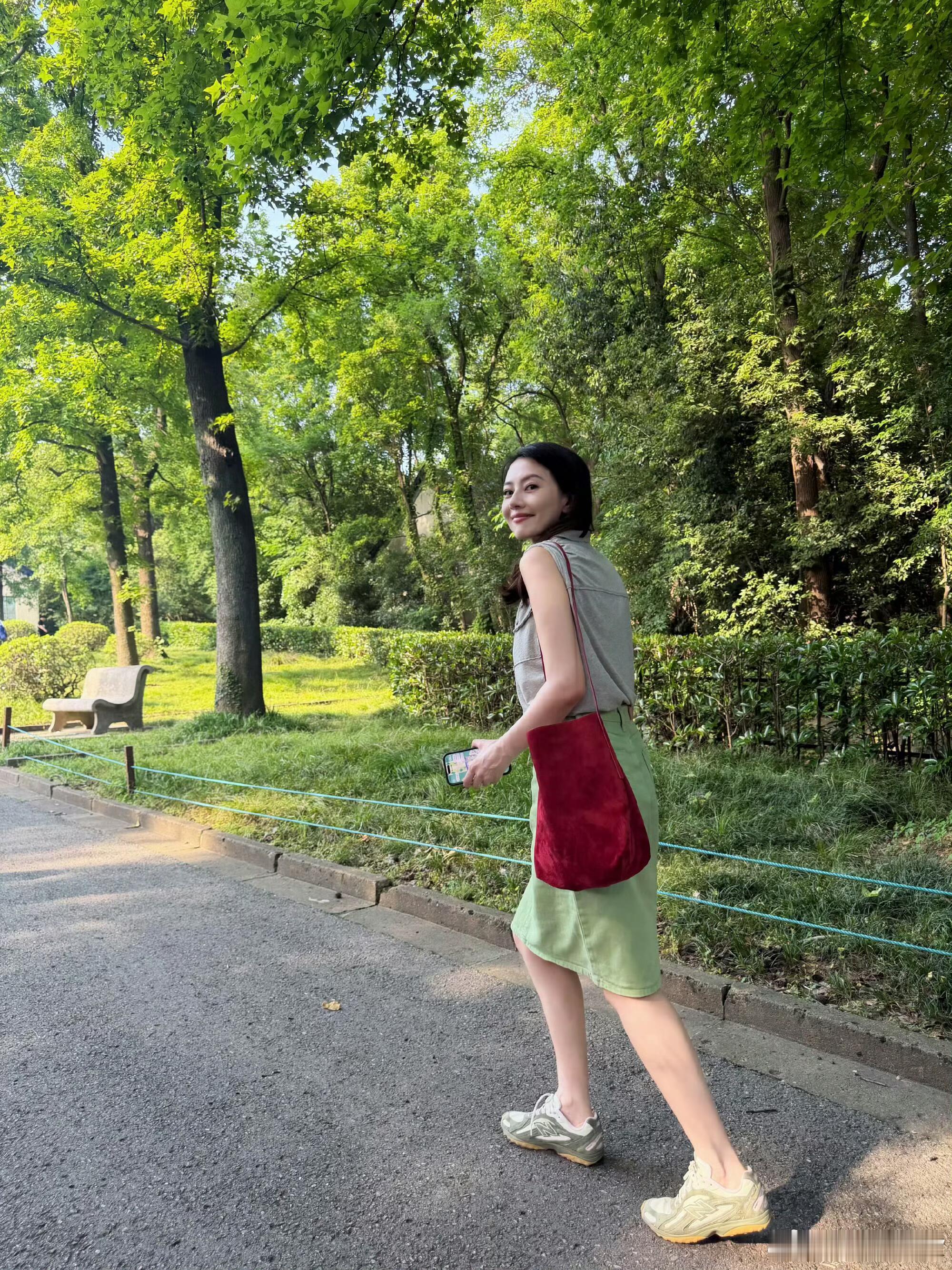 高圆圆南京旅游火了！不挤网红景点的松弛感官圆圆女神也太会了！南京旅行不扎堆网红打